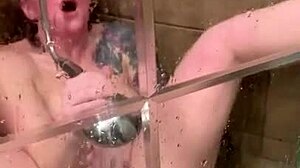 Exklusives HD-Video von Amateur-Paaren, die zusammen duschen und abspritzen