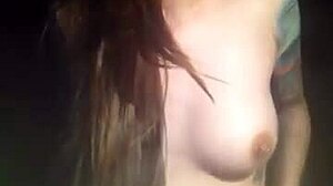 Vidéo fétiche exclusive mettant en vedette une jeune latina amateur avec une grosse bite