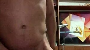 Garoto adolescente não circuncidado se masturba na webcam