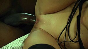 La belle danoise Marilyn Crystal apprécie une éjaculation interne interraciale avec une grosse bite noire