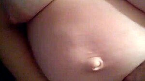 La barriga embarazada de Tina está cubierta de semen