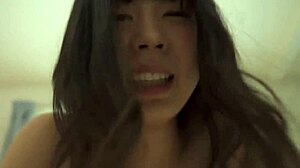 Japonska lepotica ima obraz prekrit s spermo po vožnji