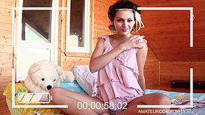 Karvainen ja söpö hippie-babi kiusoittelee web-kameralla