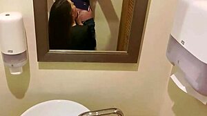 Vidéo POV d'une jeune fille excitée faisant une fellation et recevant du sperme sur son visage