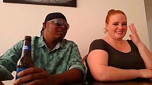 Interracial-Dreier mit Julie Ginger in HD-Porno