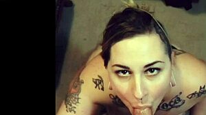 Татуираната красавица Аш ВонБлек дава чувствен минет на голям кур