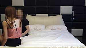 Casting d'une adolescente mince pour une entrevue dans une chambre d'hôtel