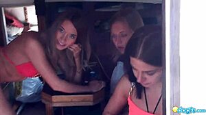Anastasiya tar roret på en yacht fylt med russiske lesbiske