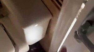 एक उत्तेजित जोड़े का घर का बना वीडियो जो नाव पर सेक्स करता है।