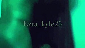Vücut geliştirici Ezra Kyle, banyoda sissy femboy tarafından anal olarak beceriliyor