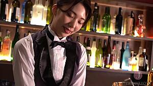 Japon barmen ve güzel Asyalı kız, kirli konuşma ve softcore eyleme dalıyorlar