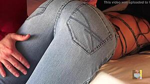 Сексуальная задница ласкается с прекамом на узкой джинсовой ткани