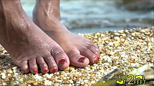 若くてキンキーなティーンがビーチで足を濡らす