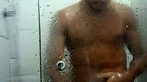 젊은 게이 아마추어가 야외 섹스와 샤워 자위를 즐긴다