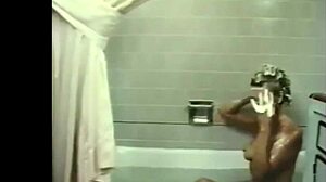 GIF HD menyerlahkan bom seks berambut pirang telanjang mandi dan menanggalkan pakaian