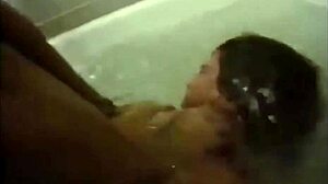 एचडी GIFs ब्लोंड बॉम्बशेल्स को हाइलाइट करते हुए न्यूड बाथ और नंगा करते हुए।