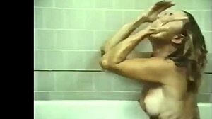 HD GIFs betonen blonde Bomben, die nackt baden und sich ausziehen