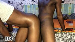 تشارك امرأة سوداء وصديقتها في النشاط الجنسي في غرفة الفندق