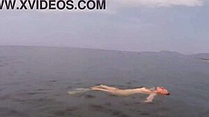 Ada Bojanas nada al aire libre sin traje de baño