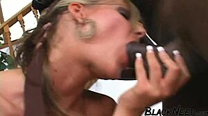 Prsatá blondýnka dává svůj první deepthroat dobře vybavenému černochovi