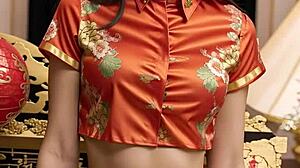 Kecantikan Asia mempamerkan koleksi lingerie mereka untuk Tahun Baru Cina