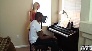 Pareja amateur se pone traviesa durante la lección de piano