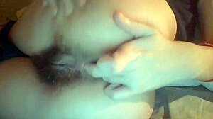 Chica india de webcam se entrega al juego de dedos y anal
